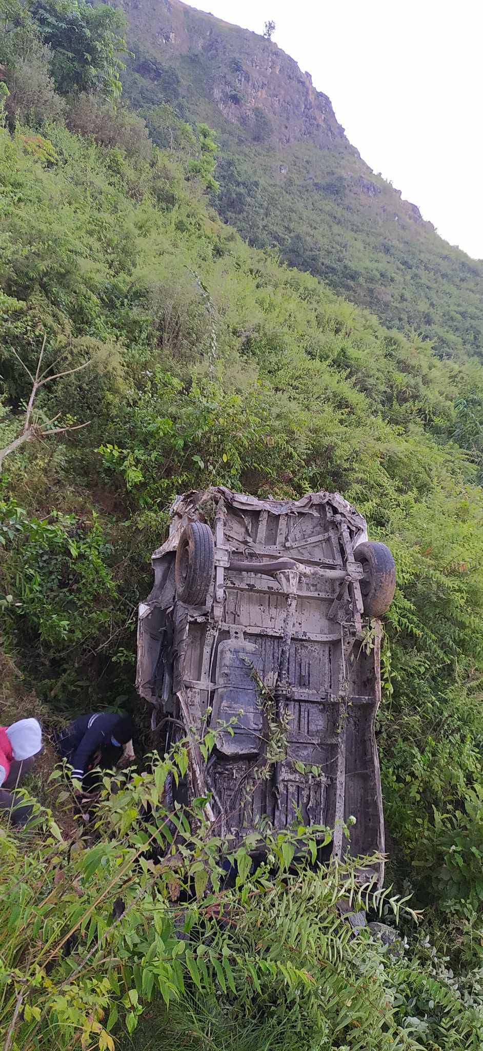 An image of the incident where a bus that fell below the road in Manungkot of Tanahun district on Wednesday, on November 18, 2020. Photo: Madan Wagle/THT