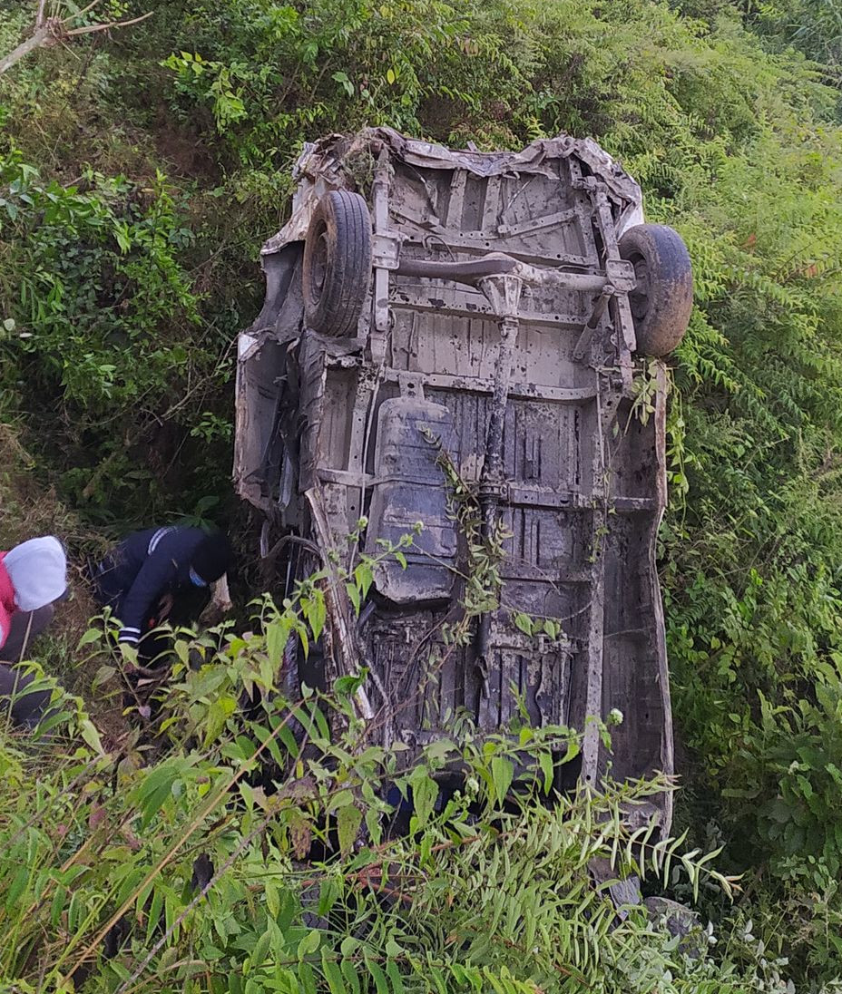 An image of the incident site where a bus fell below the road in Manungkot of Tanahun district, on Wednesday, November 18, 2020. Photo: Madan Wagle/THT