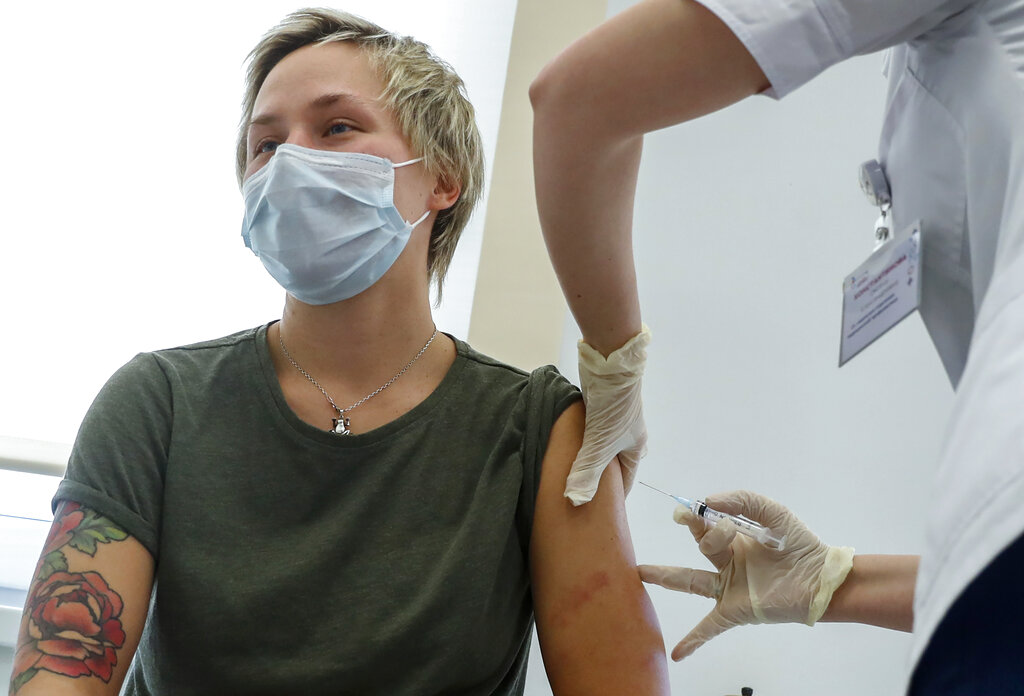Russian medical worker, right, administers a shot of Russia's Sputnik V coronavirus vaccine in Moscow, Russia, Saturday, December 5, 2020. Photo: AP