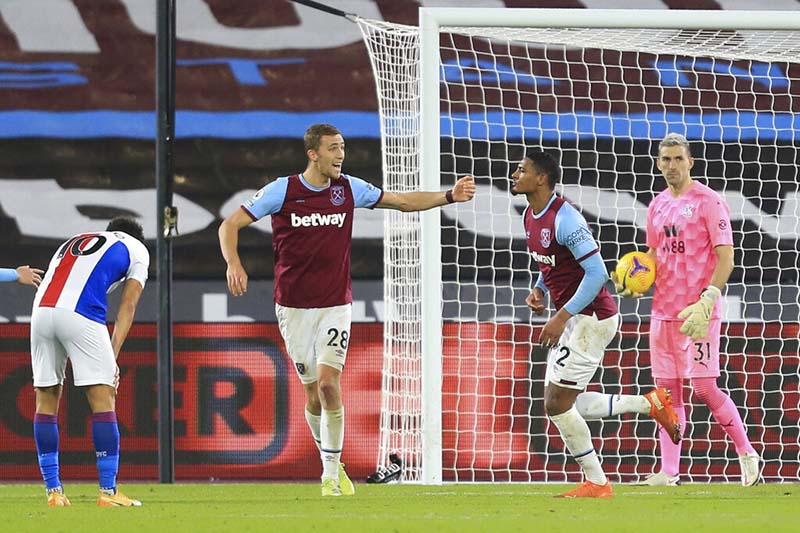 West Ham's Tomas Soucek, second left, celebrates after teammate Sebastien Haller, second right, passed Crystal Palace's goalkeeper Vicente Guaita, right, with a bicycle kick to score his side's first goal during the English Premier League soccer match between West Ham and Crystal Palace in London, England, on Wednesday, December 16, 2020. Photo: Stephen Pond/Pool via AP