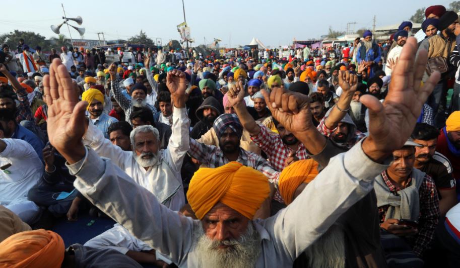 Demonstrators gesture during a protest against the newly passed farm bills at Singhu border near New Delhi, India, December 10, 2020. Photo: Reuters