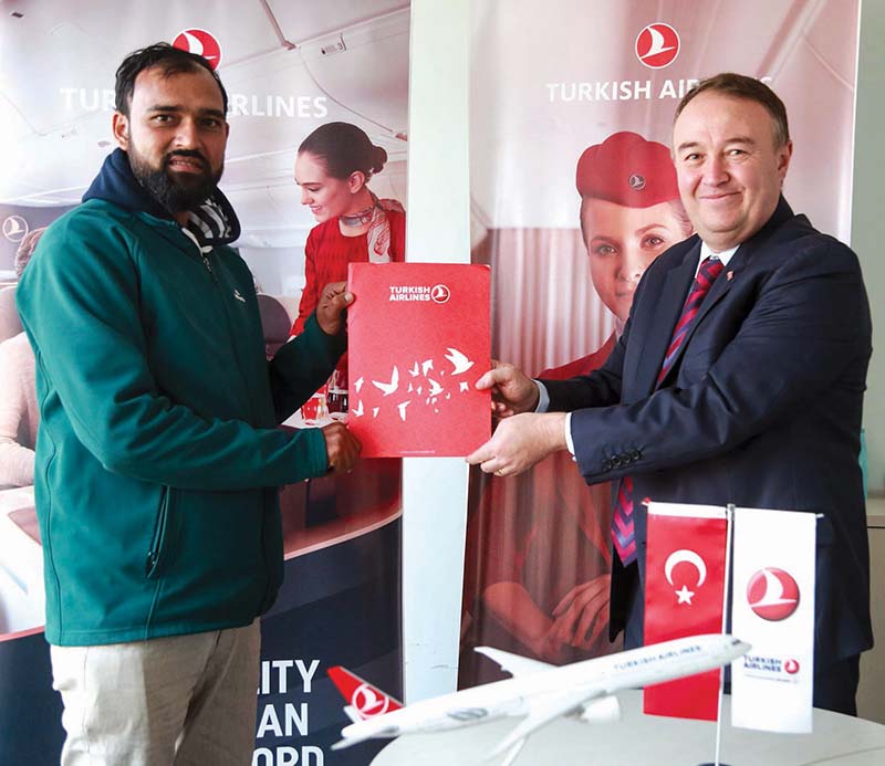 NSJF General Secretary Prajwal Oli and Turkish Airlines GM Abdullan Tuncer Kececi (right) exchanging the agreement papers in Kathmandu on Tuesday, December 22, 2020. Photo Courtesy: NSJF