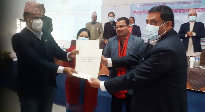 Authorities display the agreement signed between Dhangadhi Sub-metropolis and a commission related to solving land issues, in Dhangadhi, Kailali district, on Thursday, December 17, 2020. Squatters in the sub-metropolis will get land ownership as per the agreement. Photo: Tekendra Deuba/THT