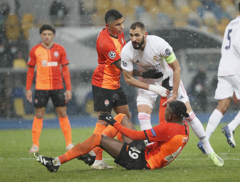 Shakhtar Donetsk's Vitao in action with Real Madrid's Karim Benzema n during the Champions League Group B match between Shakhtar Donetsk and Real Madrid, at NSC Olimpiyskiy, in Kyiv, Ukraine, on December 1, 2020. Photo: Reuters