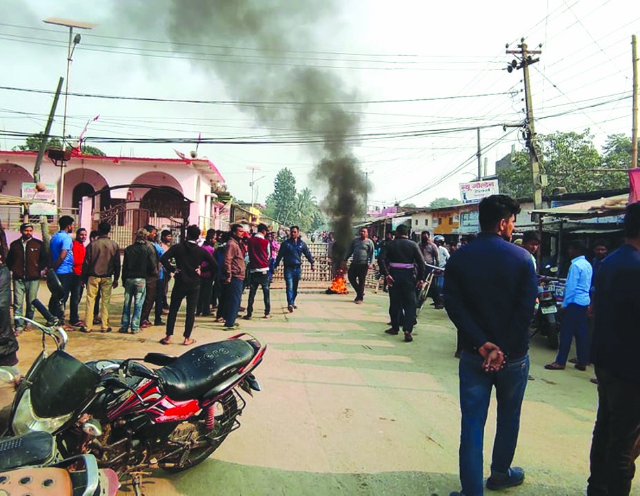 Locals staging a demonstration against the rising incidents of criminal activities and theft in front of Gangapipara Area Police Office, Rautahat, on Thursday. Photo: THT