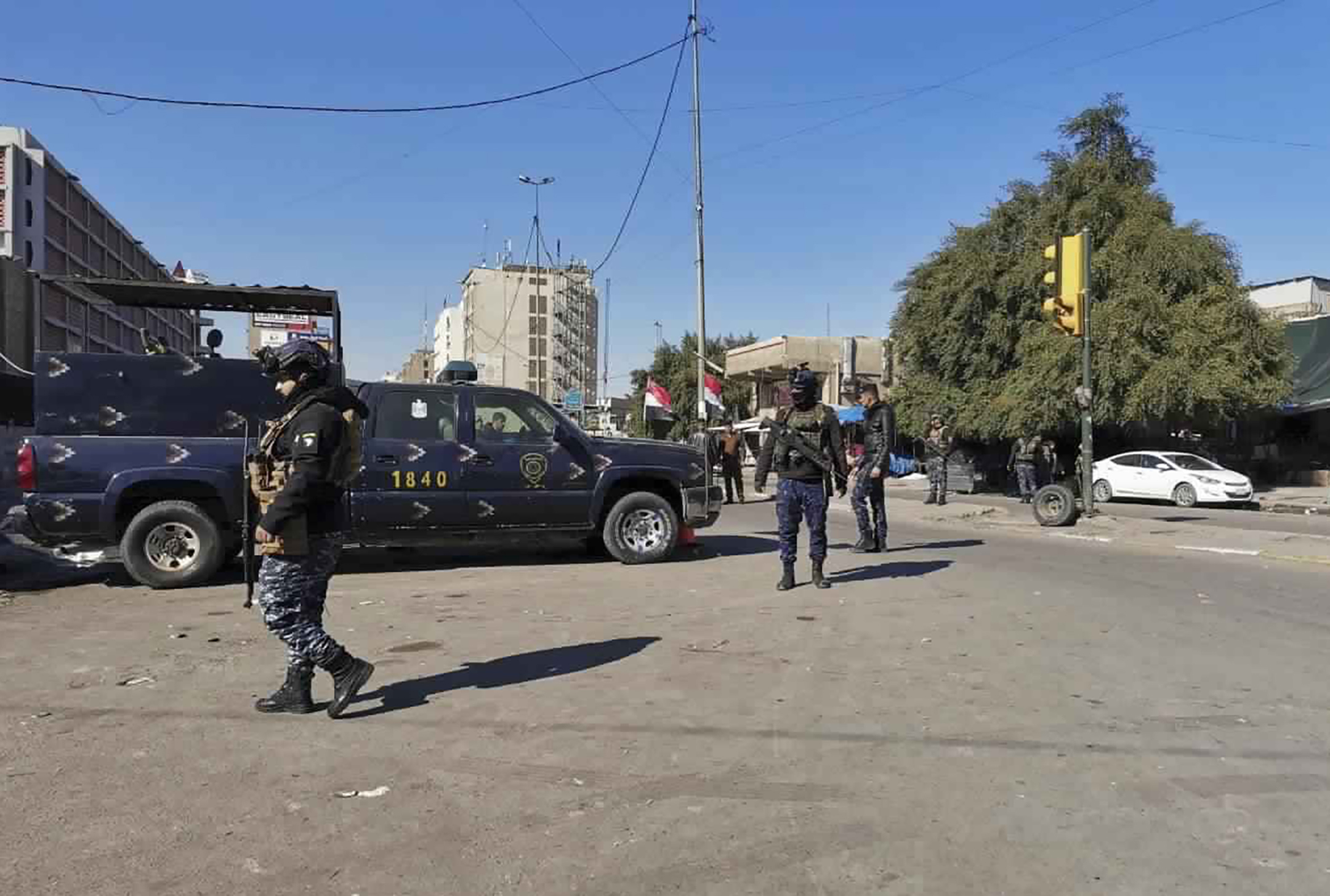 Security forces gather at the site of a deadly bomb attack in Baghdad's bustling commercial area, Iraq, Thursday, Jan. 21, 2021. Twin suicide bombings hit Iraq's capital Thursday killing and wounding civilians, police and state TV said. Photo: AP