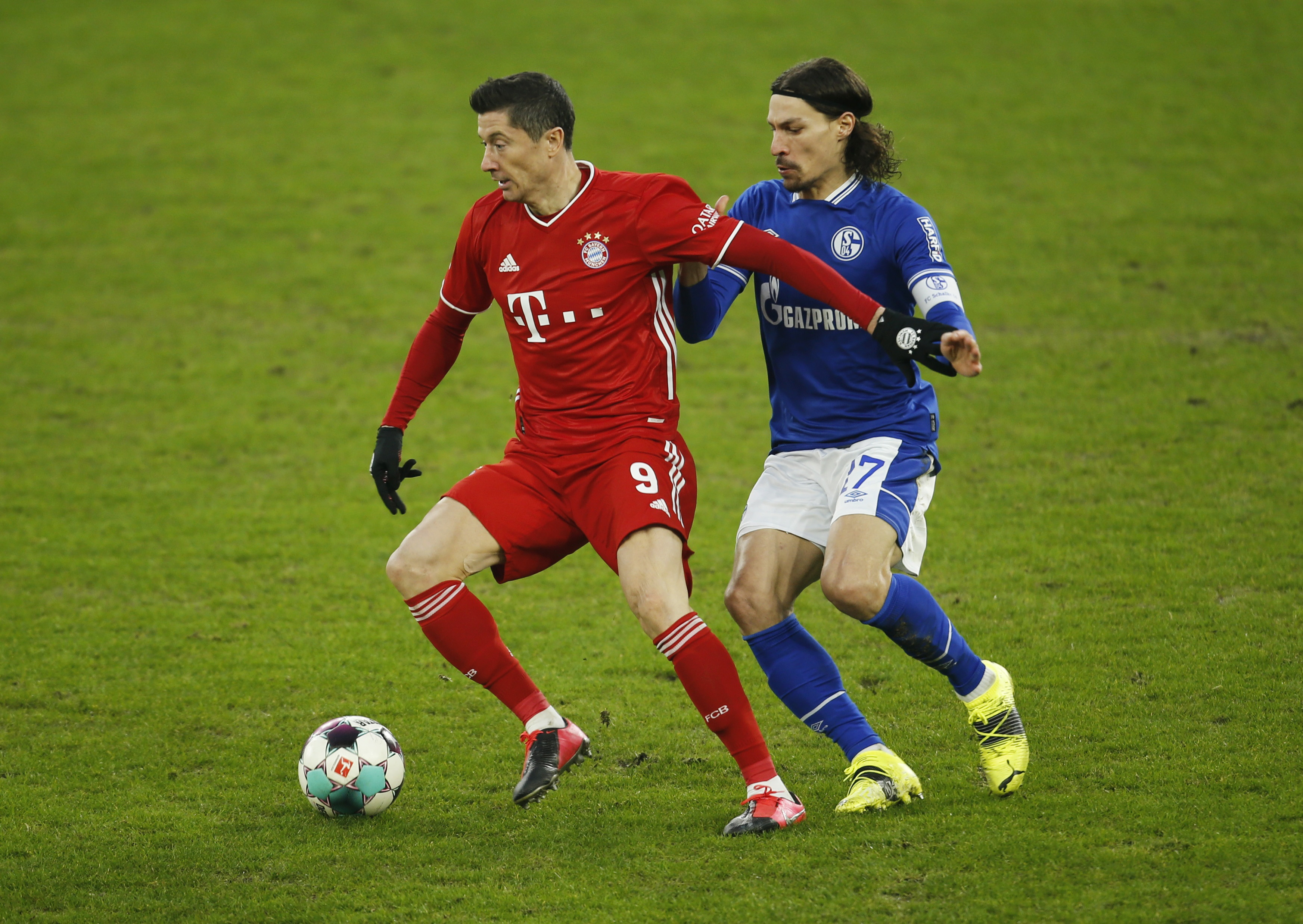 Bayern Munich's Robert Lewandowski in action with Schalke 04's Benjamin Stambouli. Photo: Reuters 