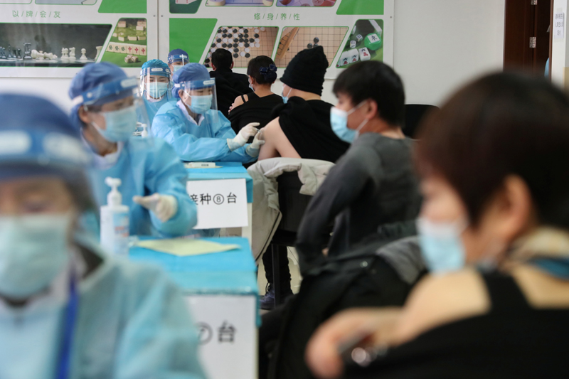 Medical workers in protective suits administer the vaccine against the coronavirus disease (COVID-19) at a makeshift vaccination site in Beijing's Haidian district, China January 8, 2021. Photo: cnsphoto via Reuters