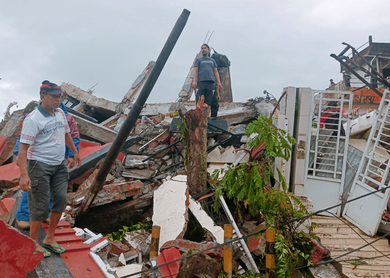 Residents inspect earthquake-damaged houses in Mamuju, West Sulawesi, Indonesia, Friday, Jan. 15, 2021. Photo: AP