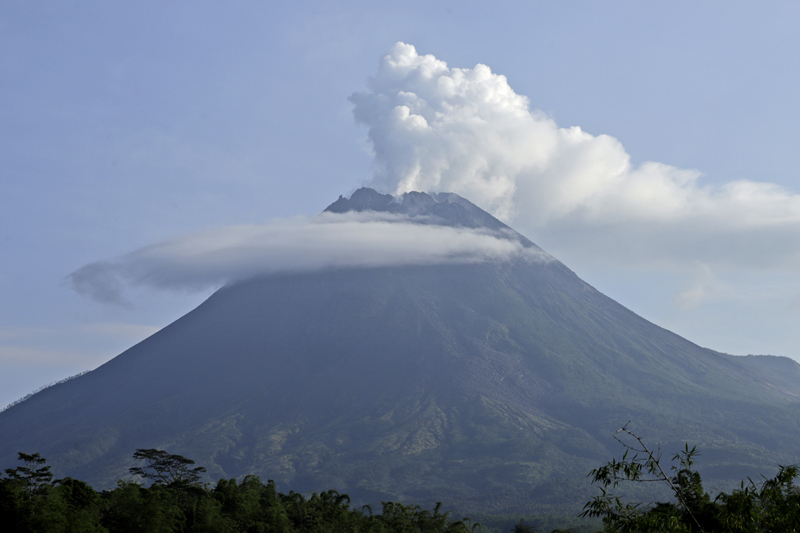 Mount Merapi spews volcanic steam from its crater seen from Sleman, Yogyakarta, Indonesia, Thursday, Jan. 7, 2021. Photo: AP