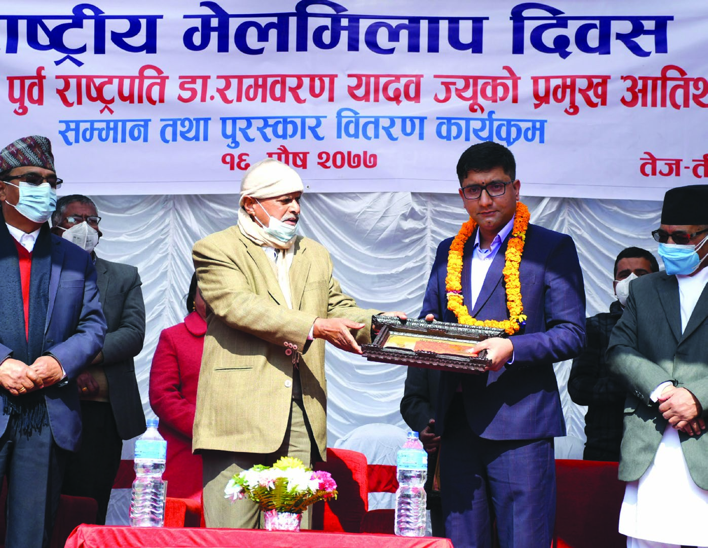 Former president Ram Baran Yadav awarding Chief Editor of hamrakura.com Ajaya Babu Shivakoti for his contribution to journalism, in Kathmandu, on Thursday. Photo: RSS