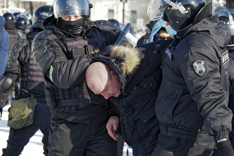 Police detain a man during a protest against the jailing of opposition leader Alexei Navalny in Khabarovsk, 6,100 kilometers (3,800 miles) east of Moscow, Russia, Saturday, Jan. 23, 2021. Photo: AP