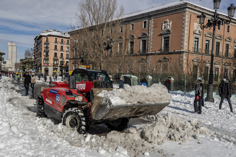 A plough clears snow in downtown Madrid, Spain, Sunday, Jan. 10, 2021. A large part of central Spain including the capital of Madrid are slowly clearing snow after the country's worst snowstorm in recent memory. Photo: AP
