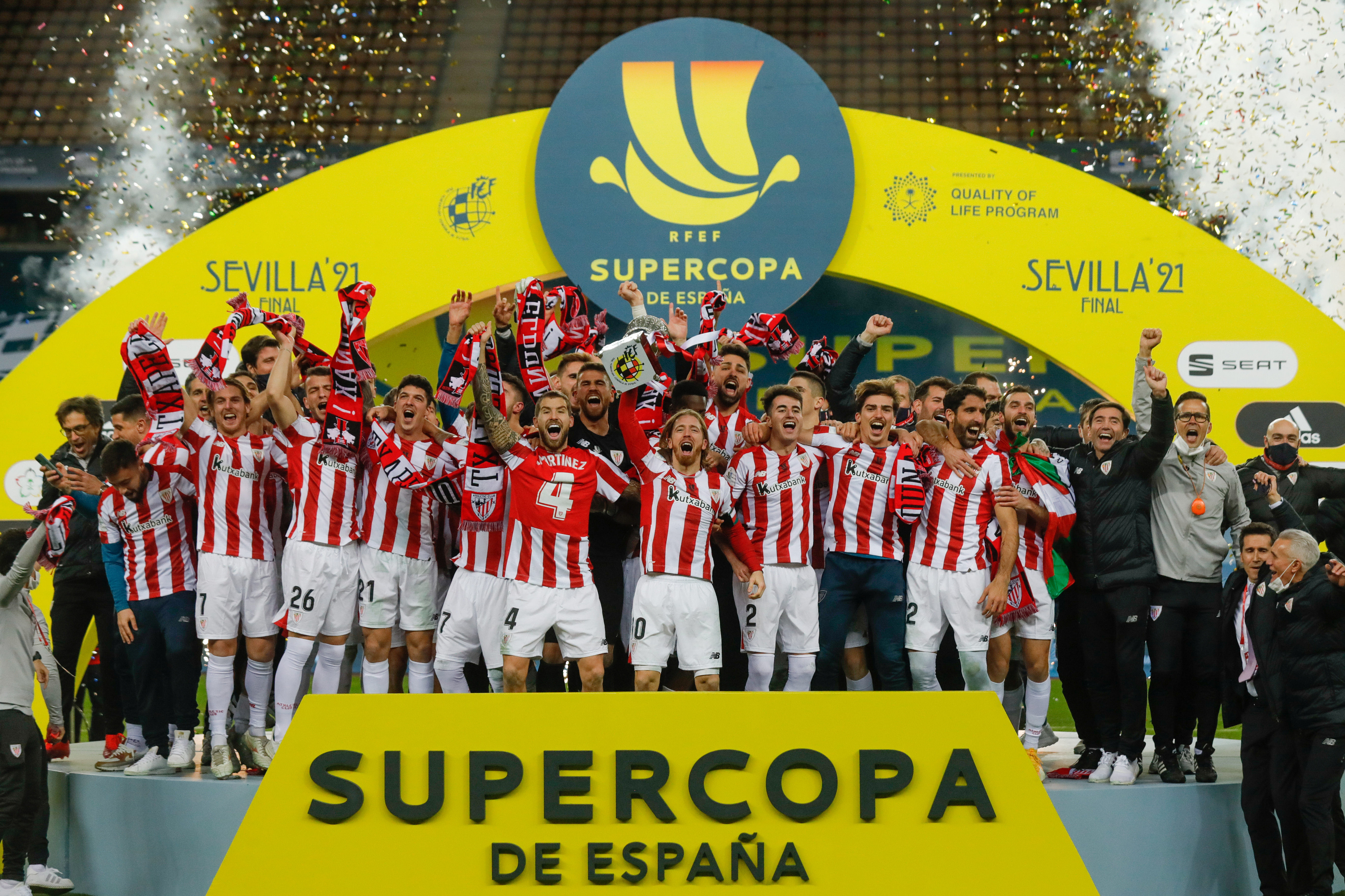Athletic Bilbao's Iker Muniain and teammates celebrate with the trophy. Photo: Reuters 