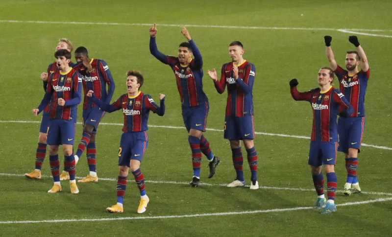 Barcelona players react during the penalty shootout during the Spanish Super Cup Semi Final match between Real Sociedad and FC Barcelona, at Nuevo Arcangel, in Cordoba, Spain, on January 13, 2021. Photo: Reuters