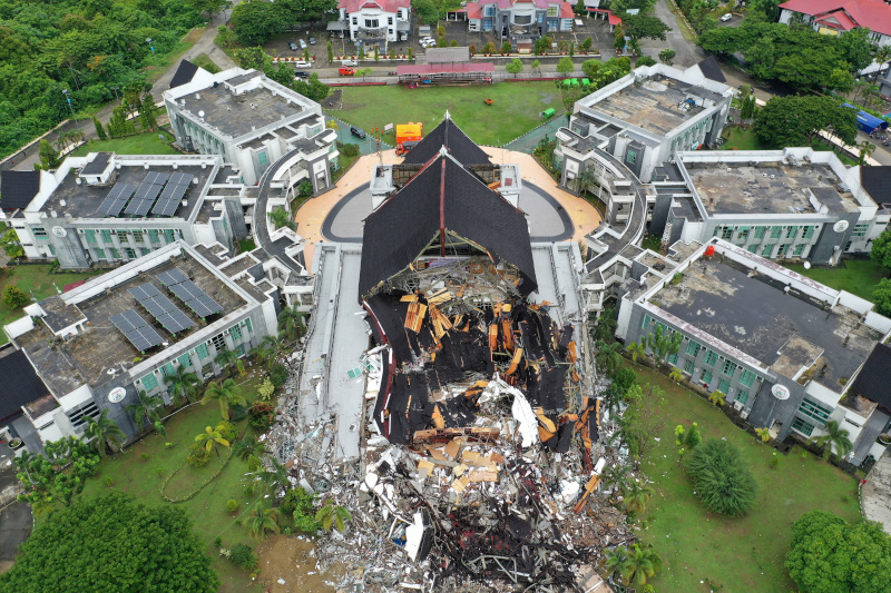 An aerial picture shows damaged governor of West Sulawesi province's office following an earthquake in Mamuju, West Sulawesi, Indonesia, January 16, 2021. Photo: Antara Foto/Sigid Kurniawan/ via Reuters